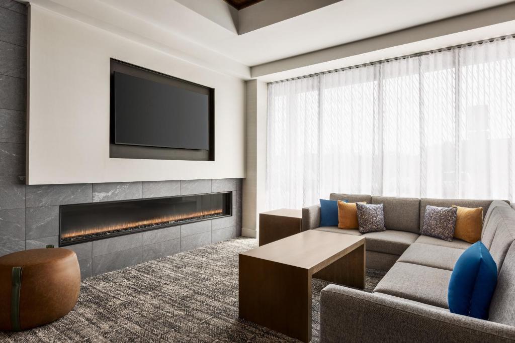 Staybridge Suites Montreal Airport - St-Laurent by IHG , QC H4S 1C8 near Montreal-Pierre Elliott Trudeau Int. Airport View Point 10