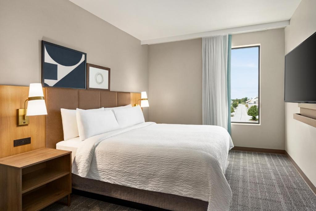 Staybridge Suites Montreal Airport - St-Laurent by IHG , QC H4S 1C8 near Montreal-Pierre Elliott Trudeau Int. Airport View Point 14