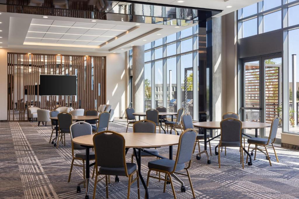 Staybridge Suites Montreal Airport - St-Laurent by IHG , QC H4S 1C8 near Montreal-Pierre Elliott Trudeau Int. Airport View Point 17