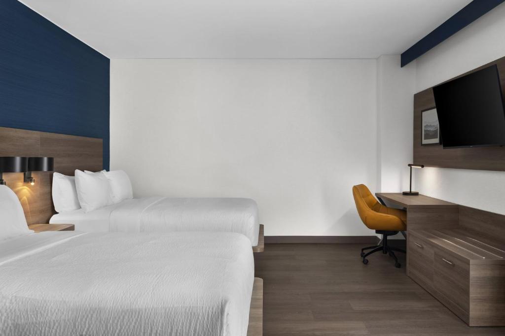 Holiday Inn Express Montreal Airport - St-Laurent by IHG , QC H4S 1C8 near Montreal-Pierre Elliott Trudeau Int. Airport View Point 13