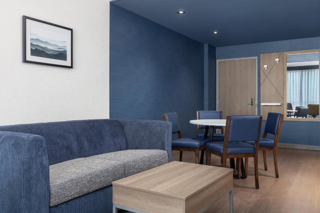 Holiday Inn Express Montreal Airport - St-Laurent by IHG , QC H4S 1C8 near Montreal-Pierre Elliott Trudeau Int. Airport View Point 9