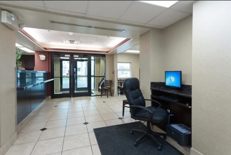 Travelodge Romulus Detroit Airport , Detroit 48174 near Detroit Metropolitan Wayne County Airport View Point 2