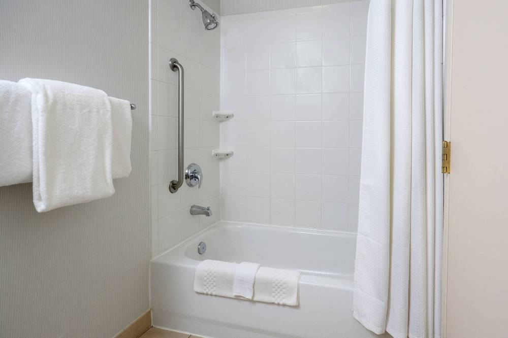 Courtyard By Marriott Danville 2