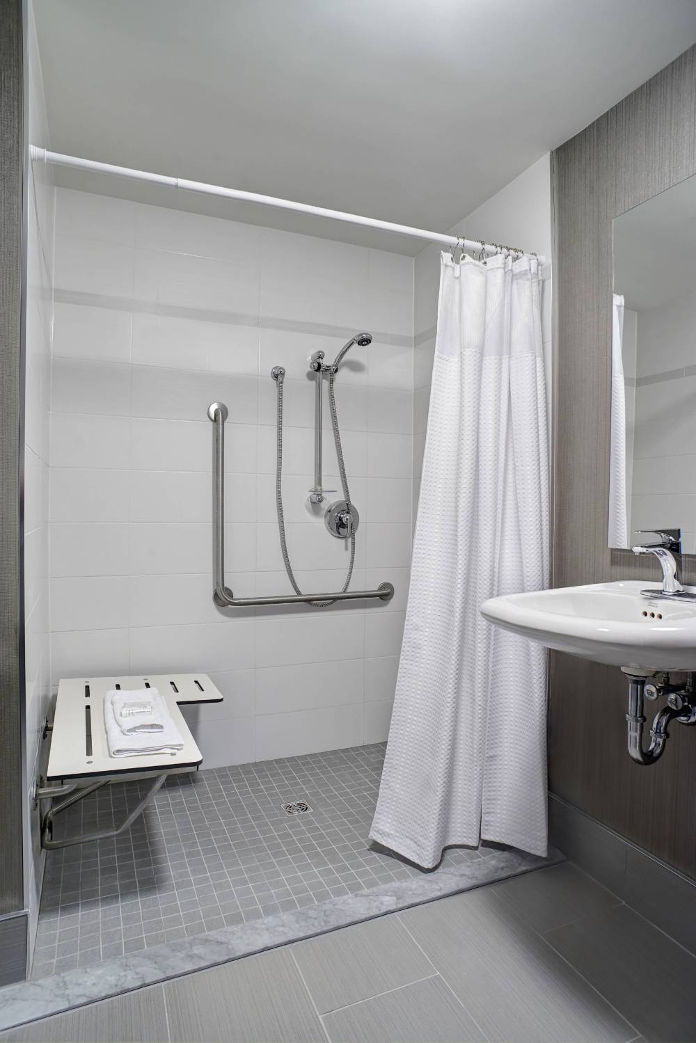 Courtyard By Marriott Toronto Downtown 2