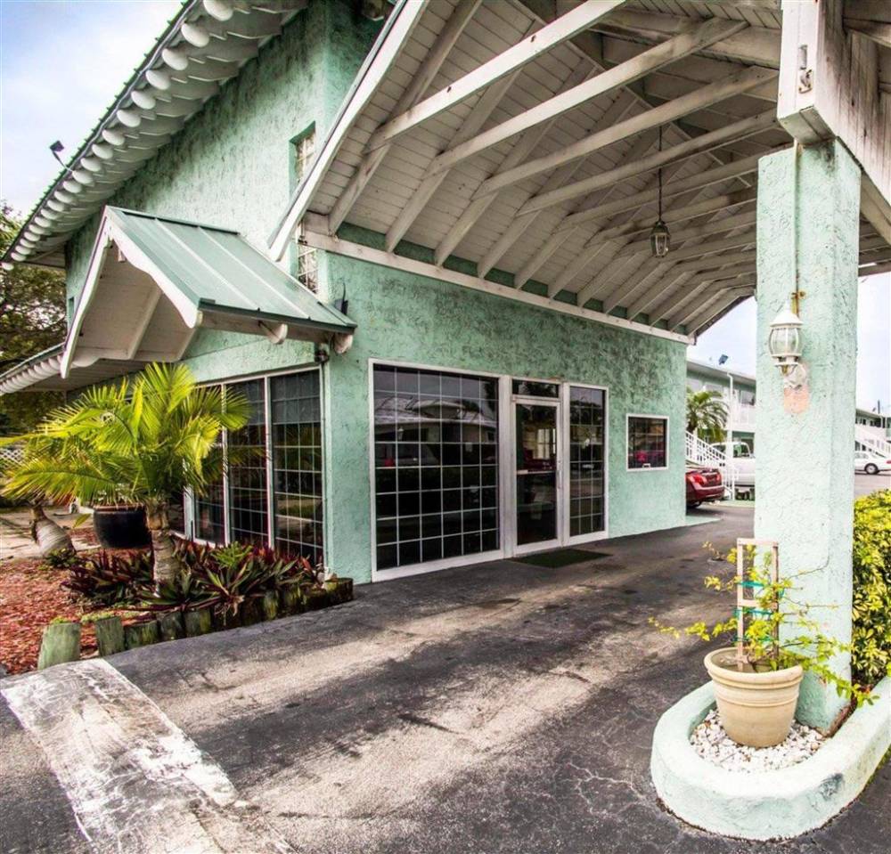 Econo Lodge Cocoa Beach - Near The Port 1