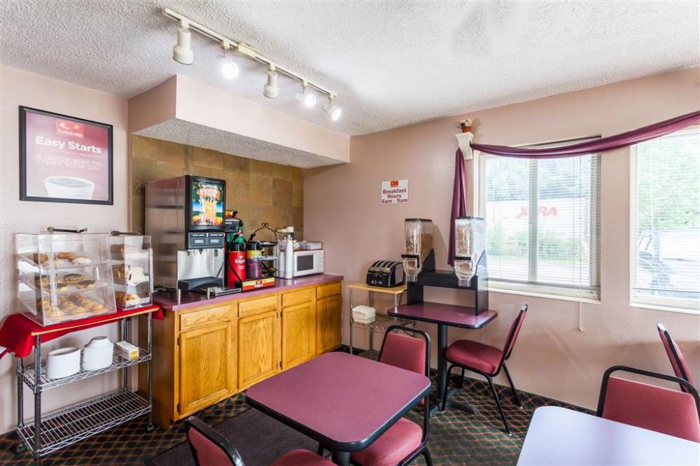 Econo Lodge 4