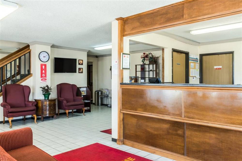 Econo Lodge North 2