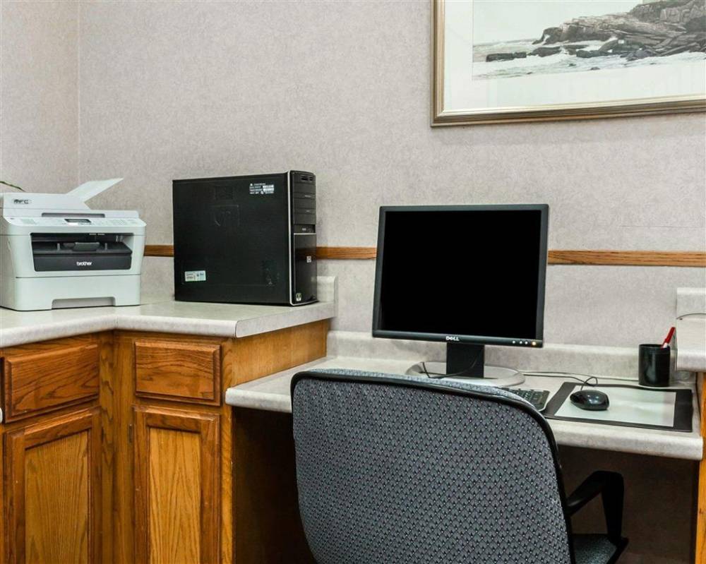Econo Lodge & Suites 7