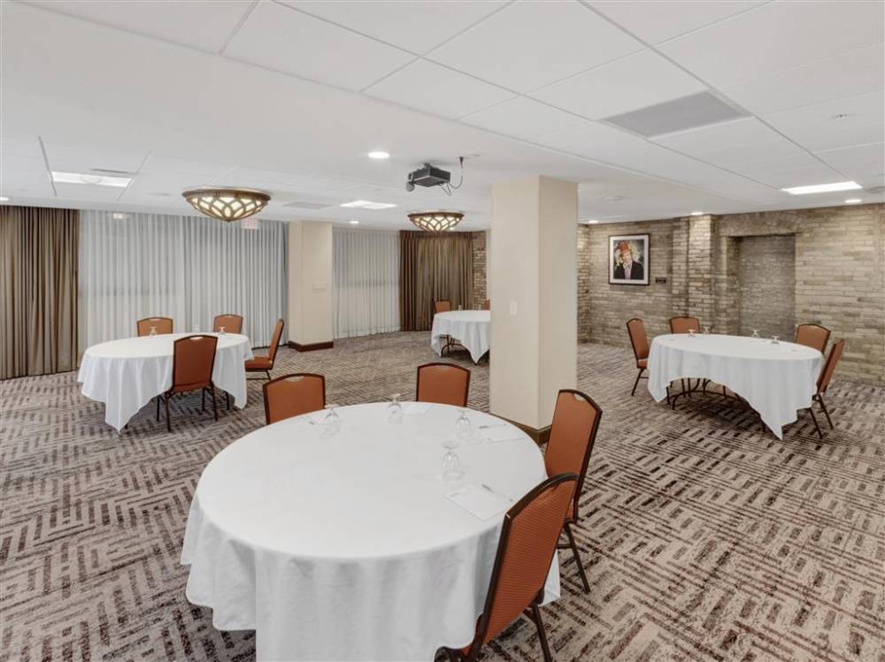 Hilton Garden Inn Milwaukee Downtown 2