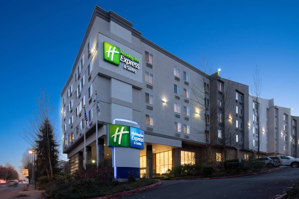 Holiday Inn Exp Ste Airport 9