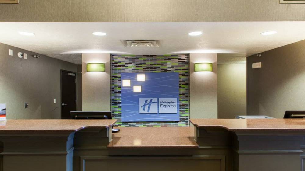 Holiday Inn Exp Stes Brandon 5