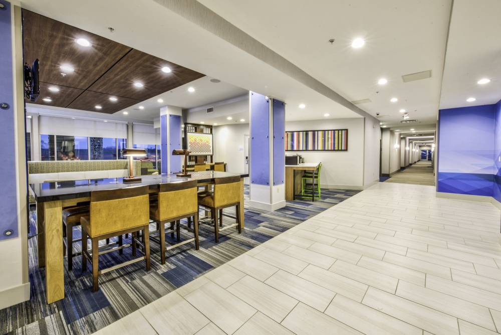 Holiday Inn Exp Stes Farm Brch 9