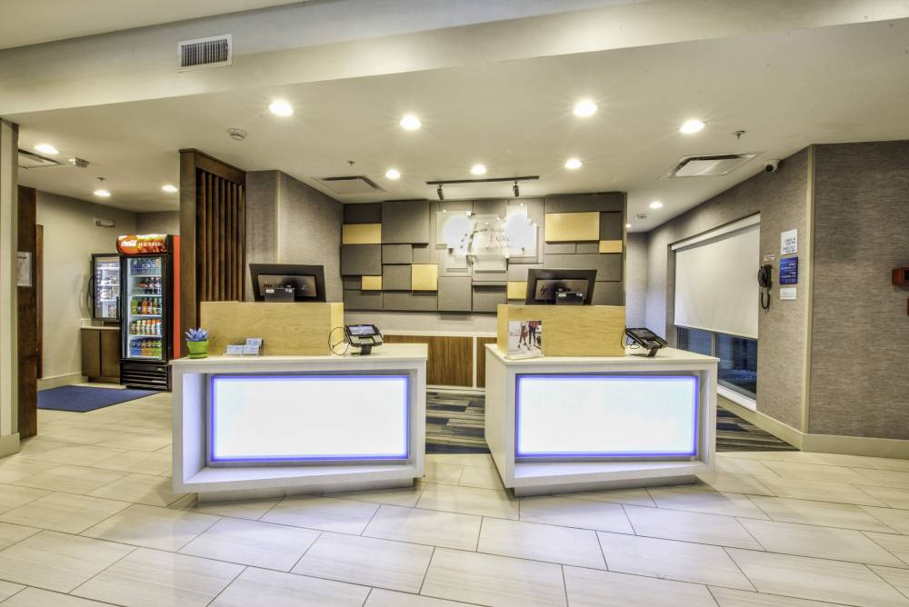 Holiday Inn Exp Stes Farm Brch 7