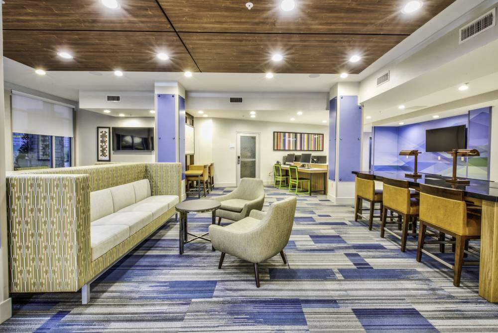 Holiday Inn Exp Stes Farm Brch 10