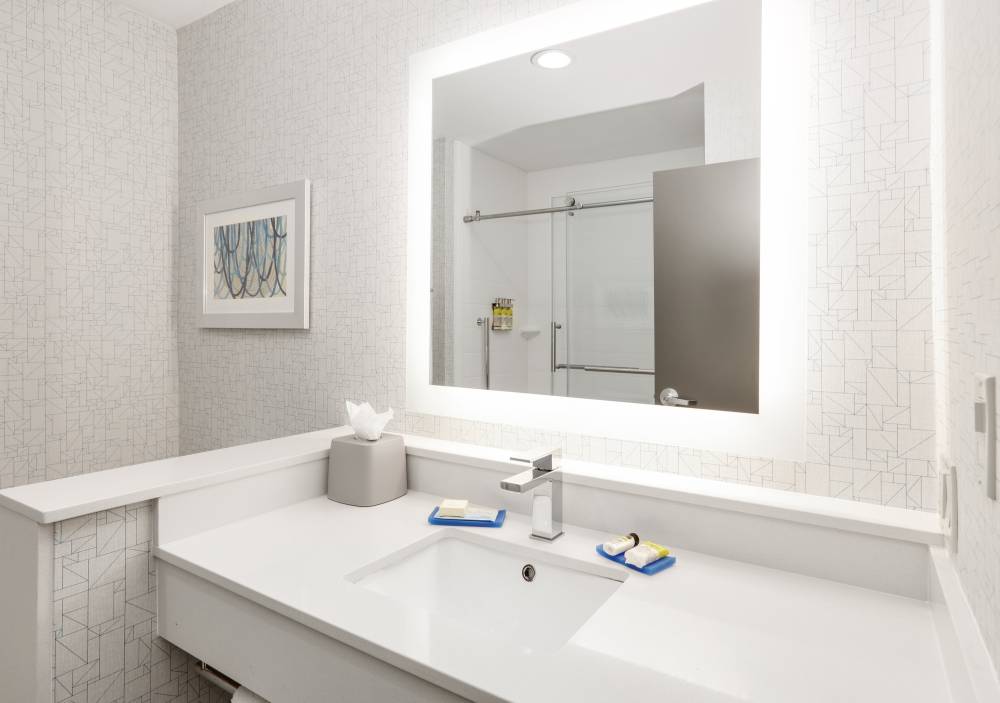 Holiday Inn Exp Stes Farm Brch 5