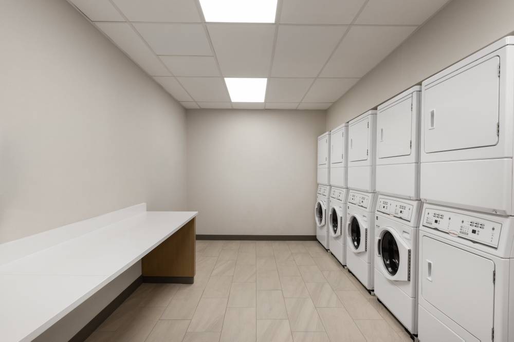 Holiday Inn Exp Stes Midtown By Ihg 7