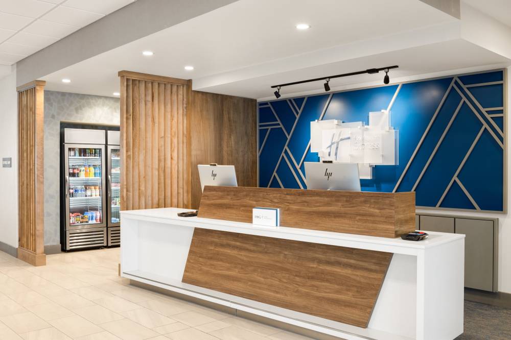 Holiday Inn Exp Stes Midtown By Ihg 2