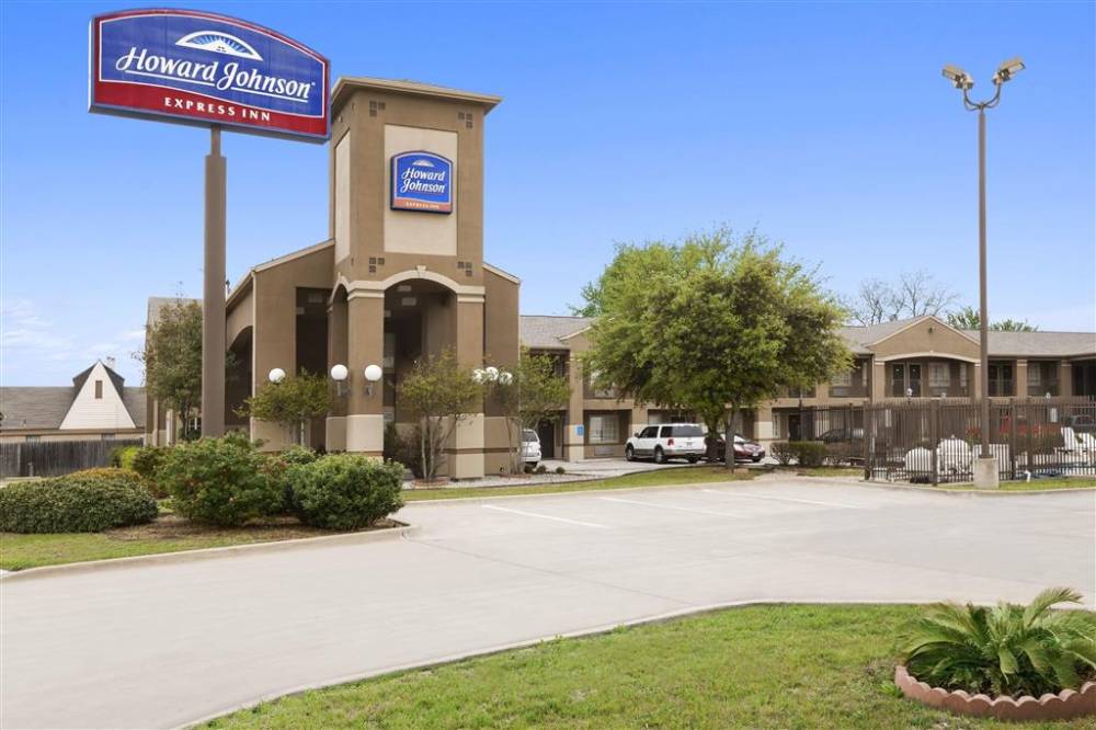 Howard Johnson By Wyndham Grand Prairie Near Lone Star Park