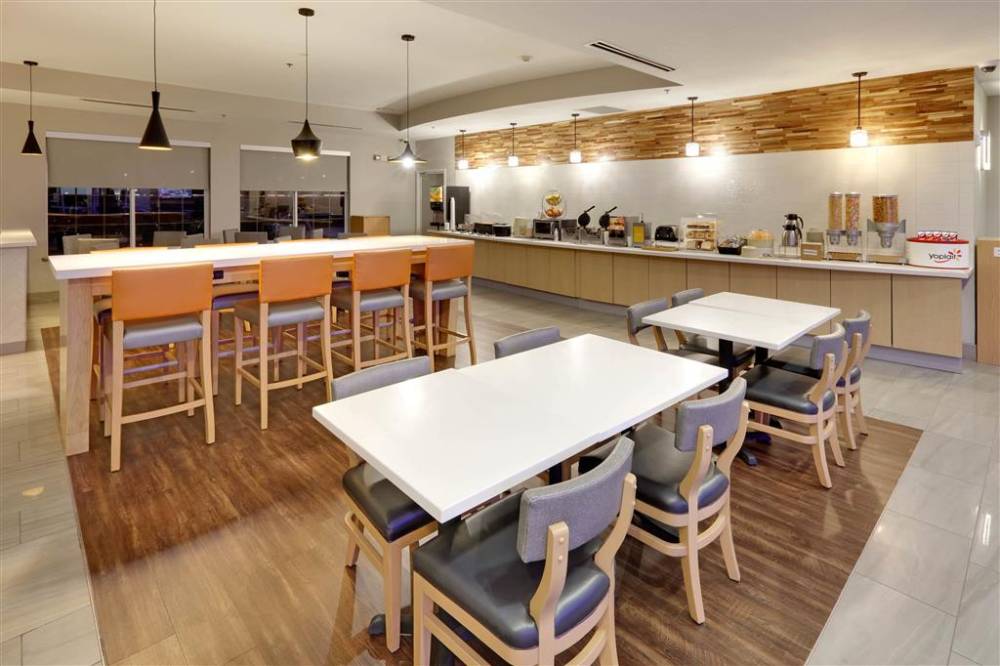 La Quinta Inn & Suites By Wyndham Dallas Love Field 4