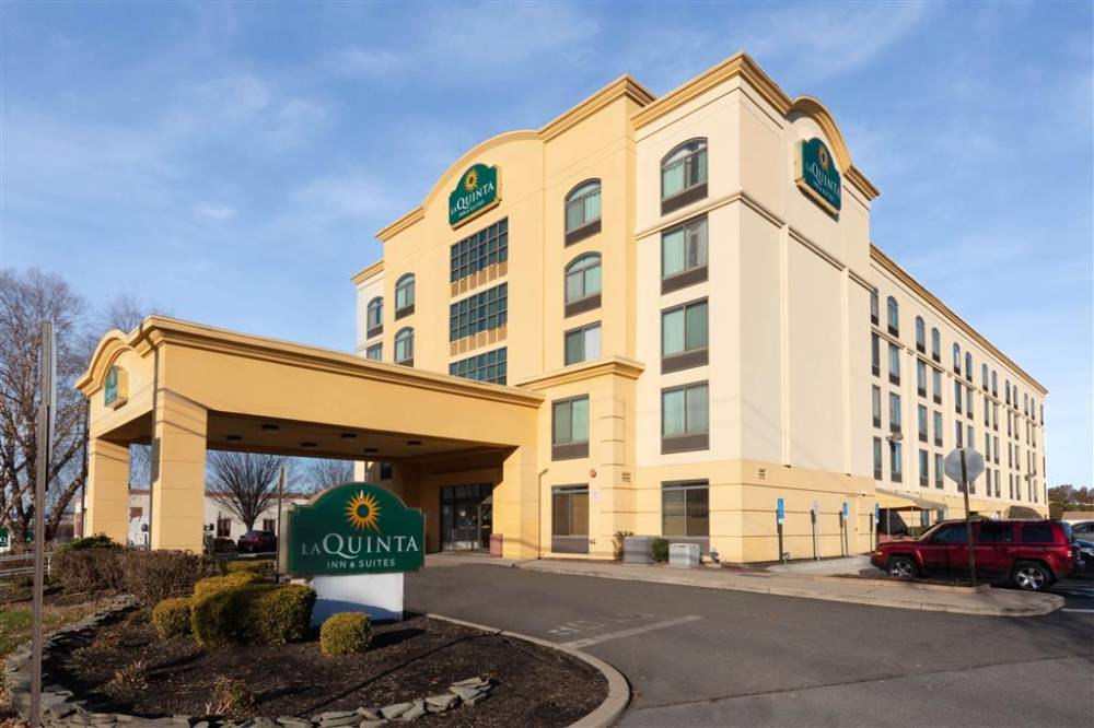 La Quinta Inn & Suites By Wyndham Garden City 1