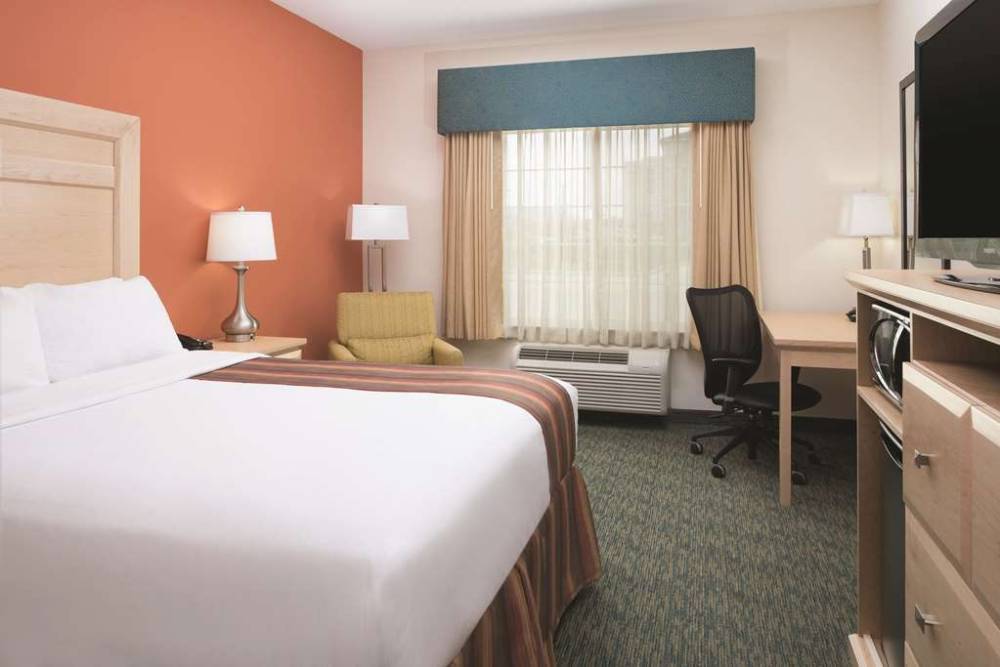 La Quinta Inn & Suites By Wyndham Grand Forks 9