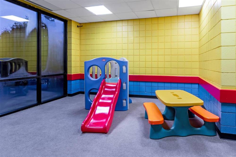 La Quinta Inn & Suites By Wyndham Madison American Center 9