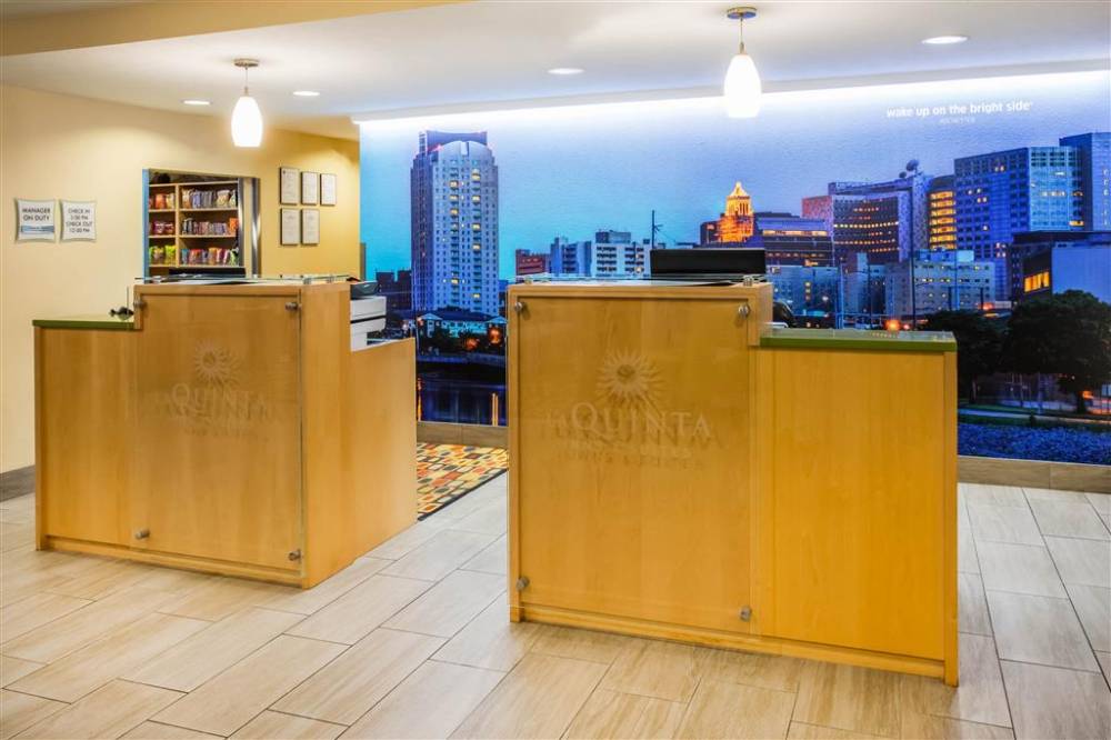 La Quinta Inn & Suites By Wyndham Rochester Mayo Clinic S 3