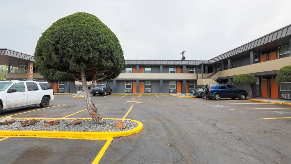 Modern Motel 8