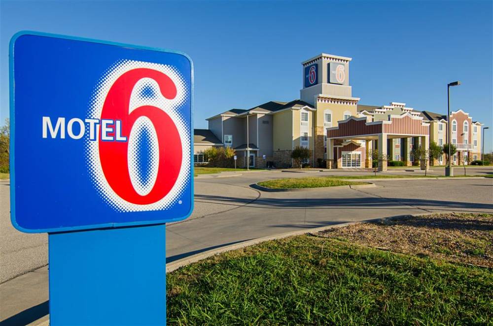 Motel 6 Park City, Ks 1