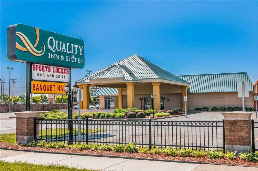 Quality Inn And Suites Banquet Center 1