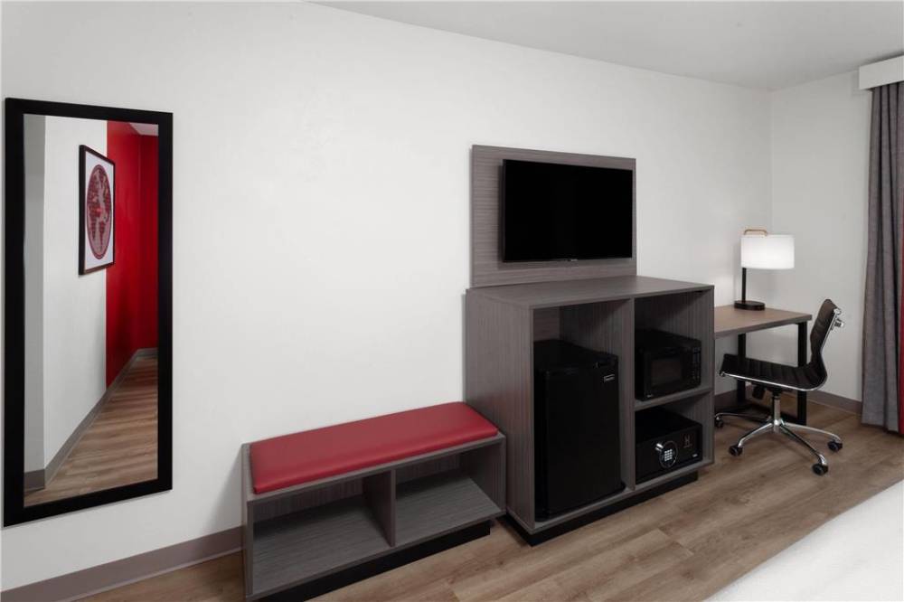 Ramada By Wyndham Milwaukee 6