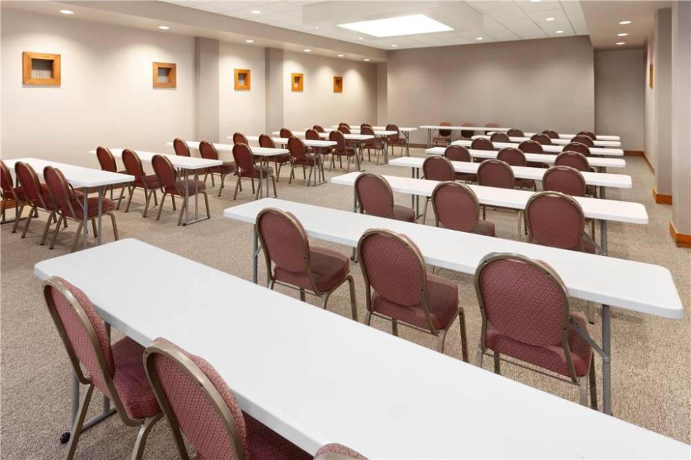 Ramada By Wyndham Milwaukee 2