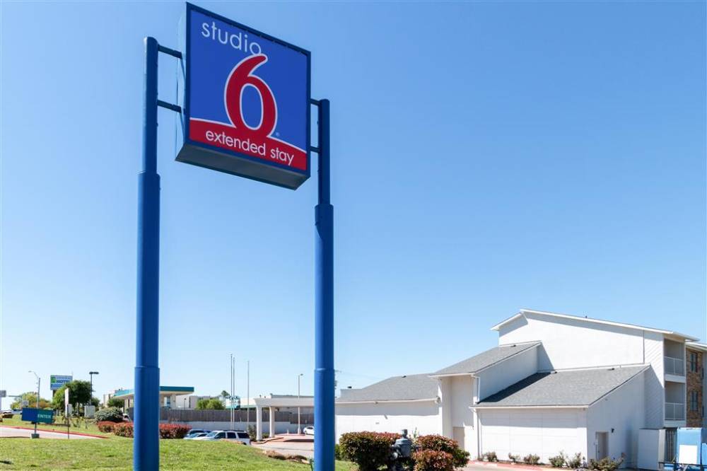 Studio 6 Arlington 1