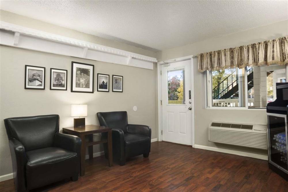 Travelodge By Wyndham Traverse City Mi 2
