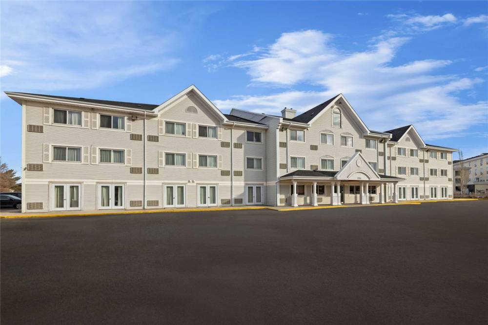 Travelodge Suites By Wyndham Regina / Eastgate Bay 1