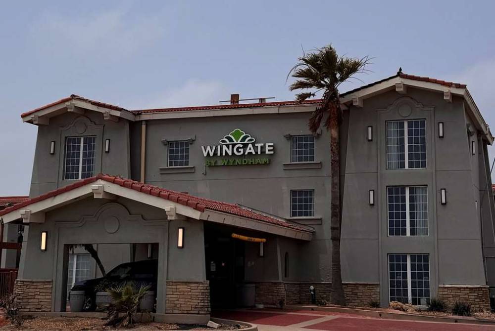 Wingate By Wyndham Galveston Beachfront At Seawall 1